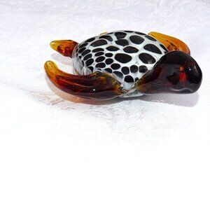 BEAUTIFUL TWO'S COMPANY TURTLE ART GLASS PAPER WEIGHT WITH SPOTTED BACK